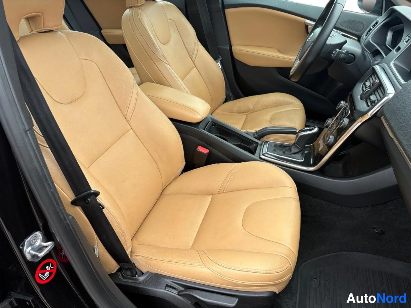 Musta Volvo V40 2017, etuistuimet, kuva 12