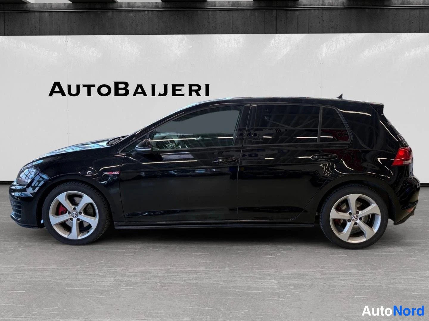 Svart Volkswagen Golf GTI 2013, från sidan, bild 4