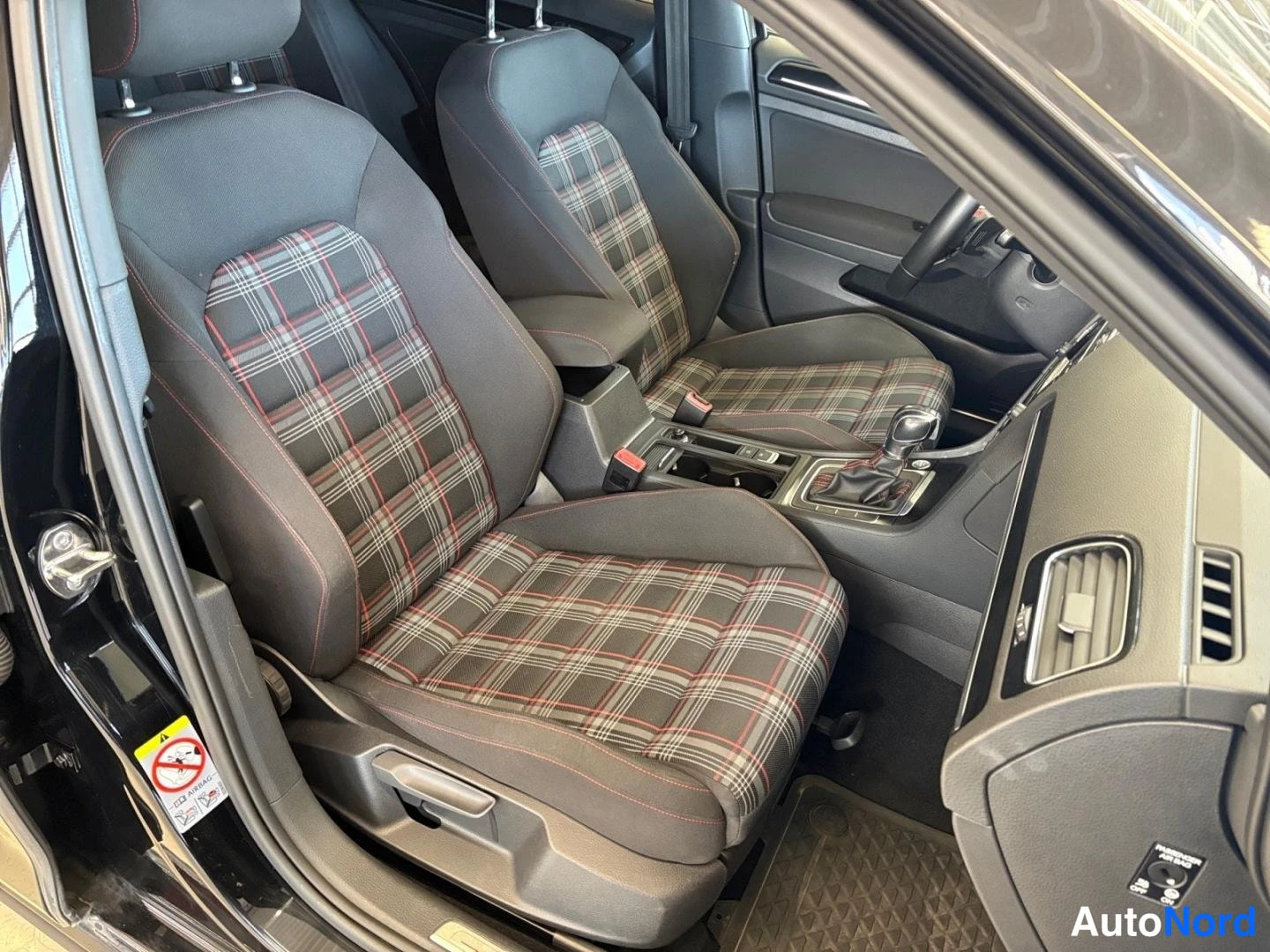 Svart Volkswagen Golf GTI 2013, framsäten, bild 12