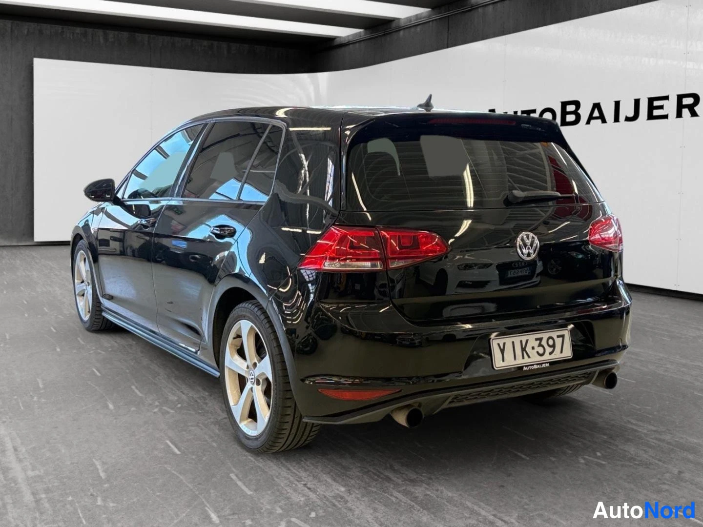 Svart Volkswagen Golf GTI 2013, snett bakifrån, bild 6