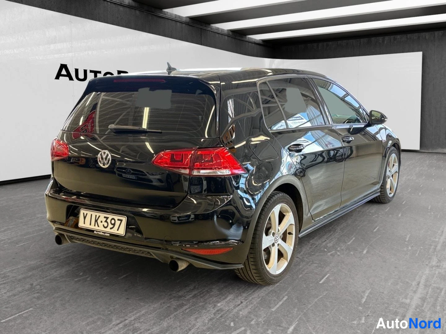 Svart Volkswagen Golf GTI 2013, snett bakifrån, bild 7