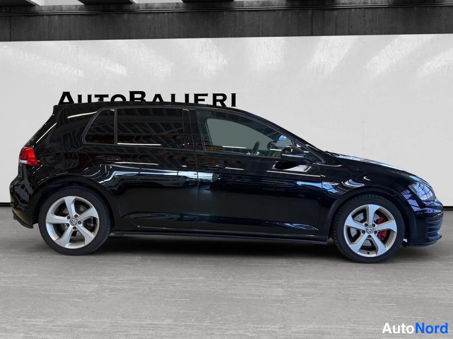 Svart Volkswagen Golf GTI 2013, från sidan, bild 5