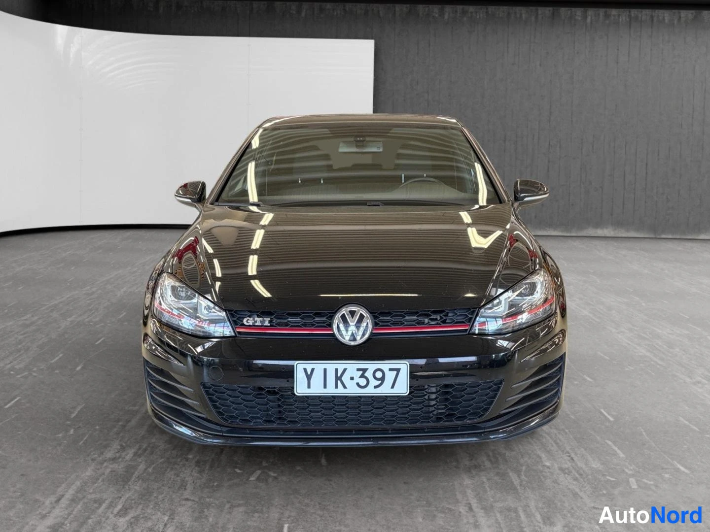 Svart Volkswagen Golf GTI 2013, framifrån, bild 3