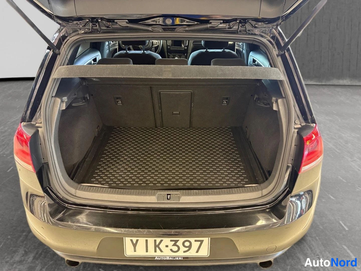 Svart Volkswagen Golf GTI 2013, bagageutrymme, bild 14