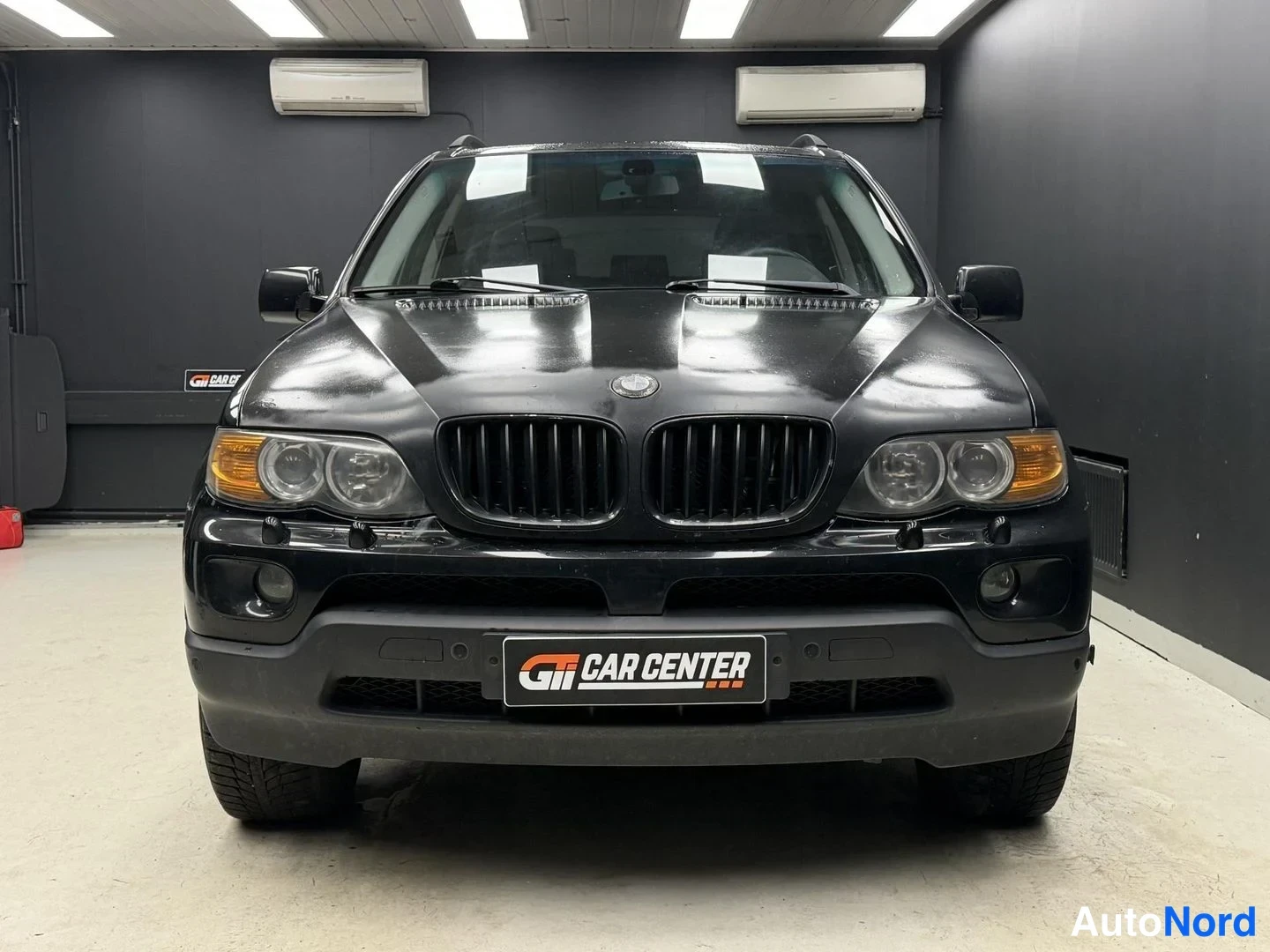 Musta BMW X5 xDrive30d 2005, edestä, kuva 3