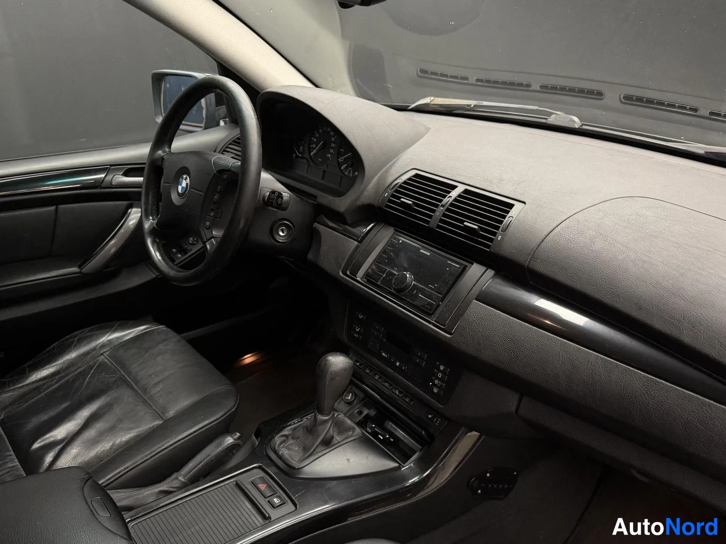 Musta BMW X5 xDrive30d 2005, ohjaamo, kuva 7
