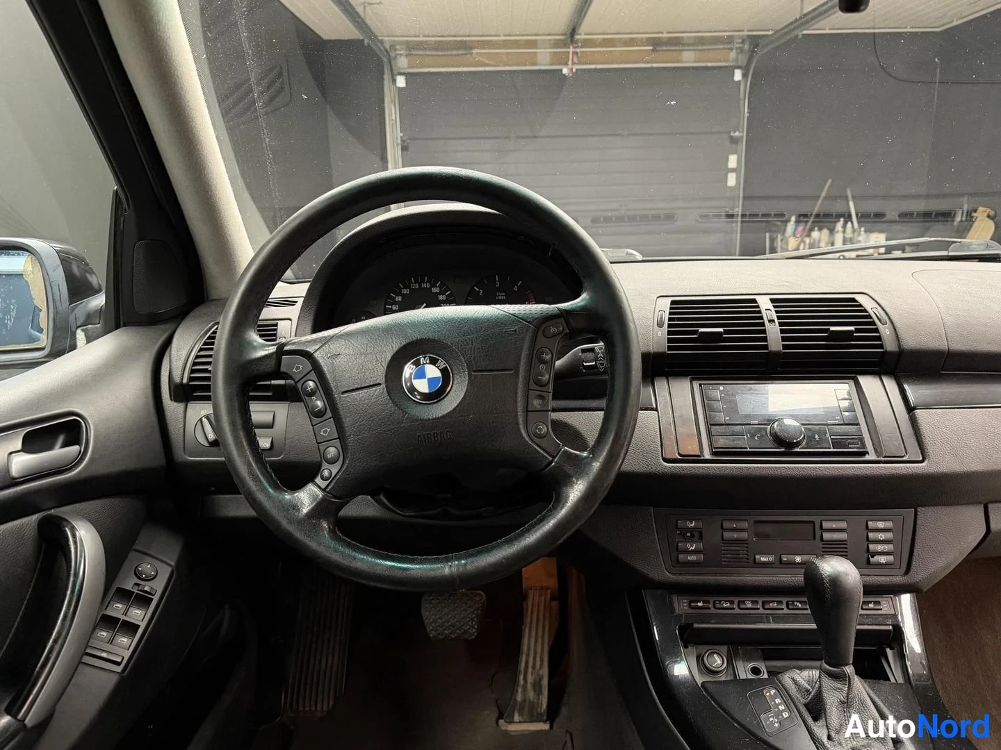 Musta BMW X5 xDrive30d 2005, ohjaamo, kuva 8