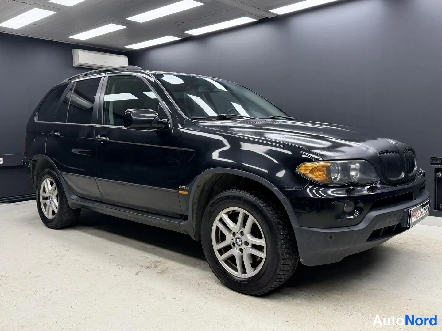 Musta BMW X5 xDrive30d 2005, etuviisto, keula oikealle, kuva 2