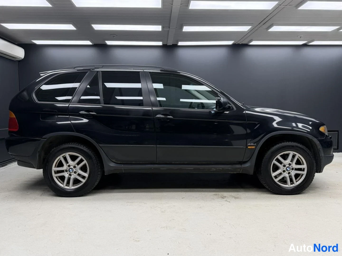 Musta BMW X5 xDrive30d 2005, sivulta, kuva 4