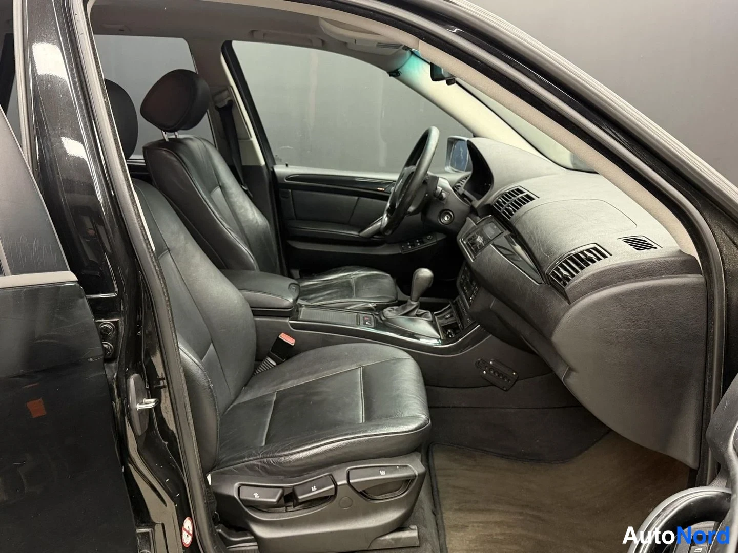 Musta BMW X5 xDrive30d 2005, etuistuimet, kuva 10