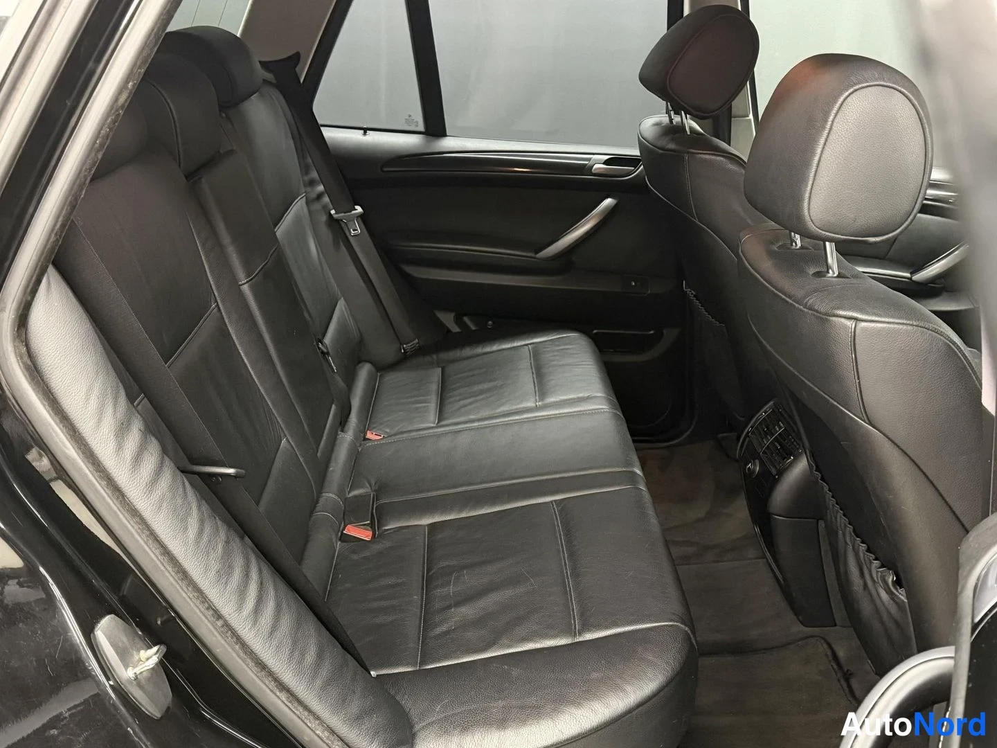 Musta BMW X5 xDrive30d 2005, takaistuimet, kuva 12