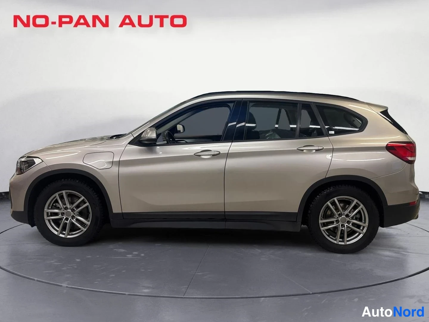 Harmaa BMW X1 xDrive25e 2020, sivulta, kuva 4