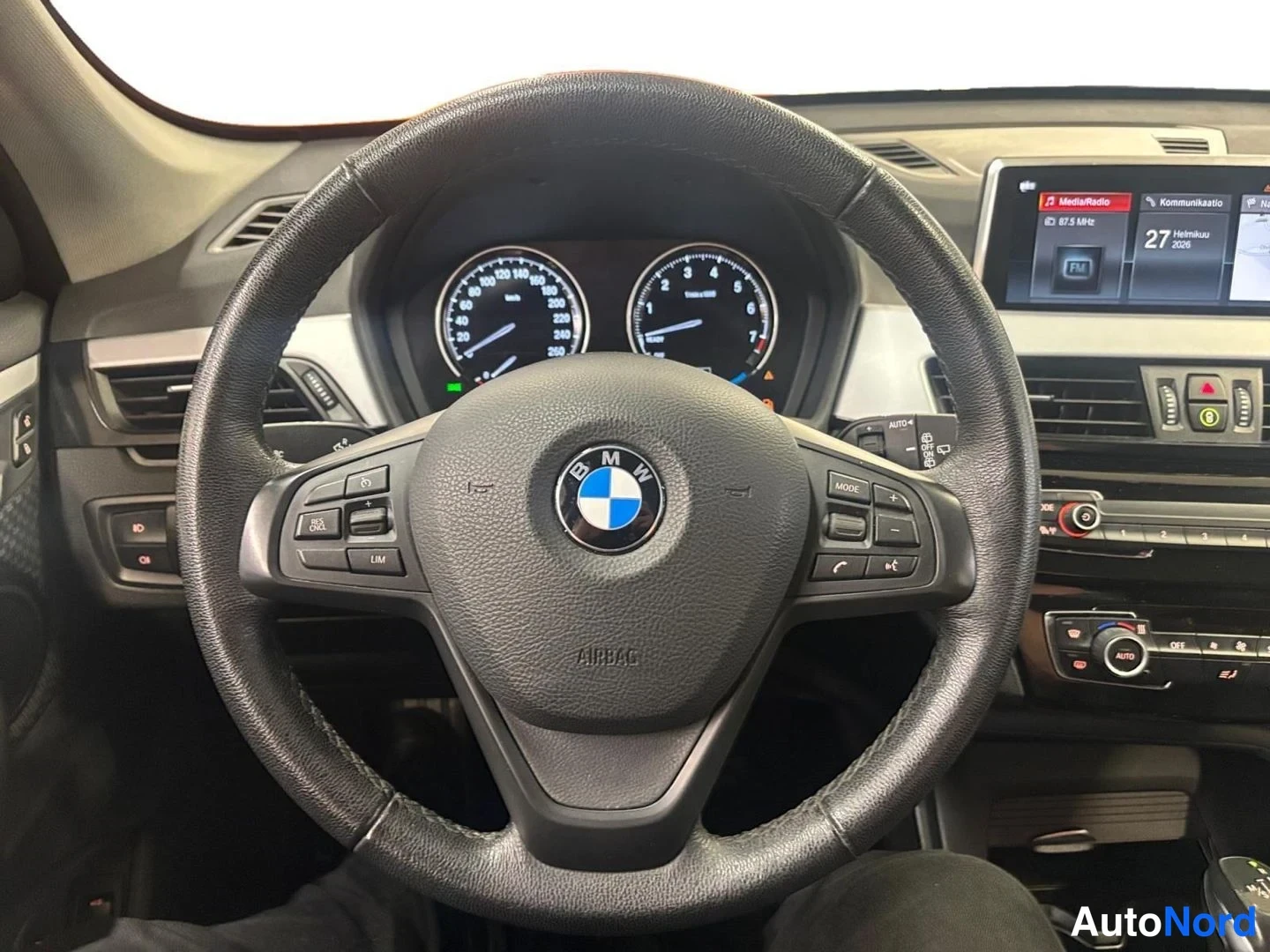 Harmaa BMW X1 xDrive25e 2020, ohjaamo, kuva 10