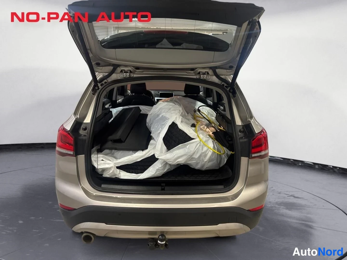 Harmaa BMW X1 xDrive25e 2020, tavaratila, kuva 14