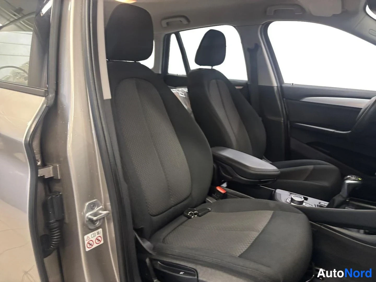 Harmaa BMW X1 xDrive25e 2020, etuistuimet, kuva 13