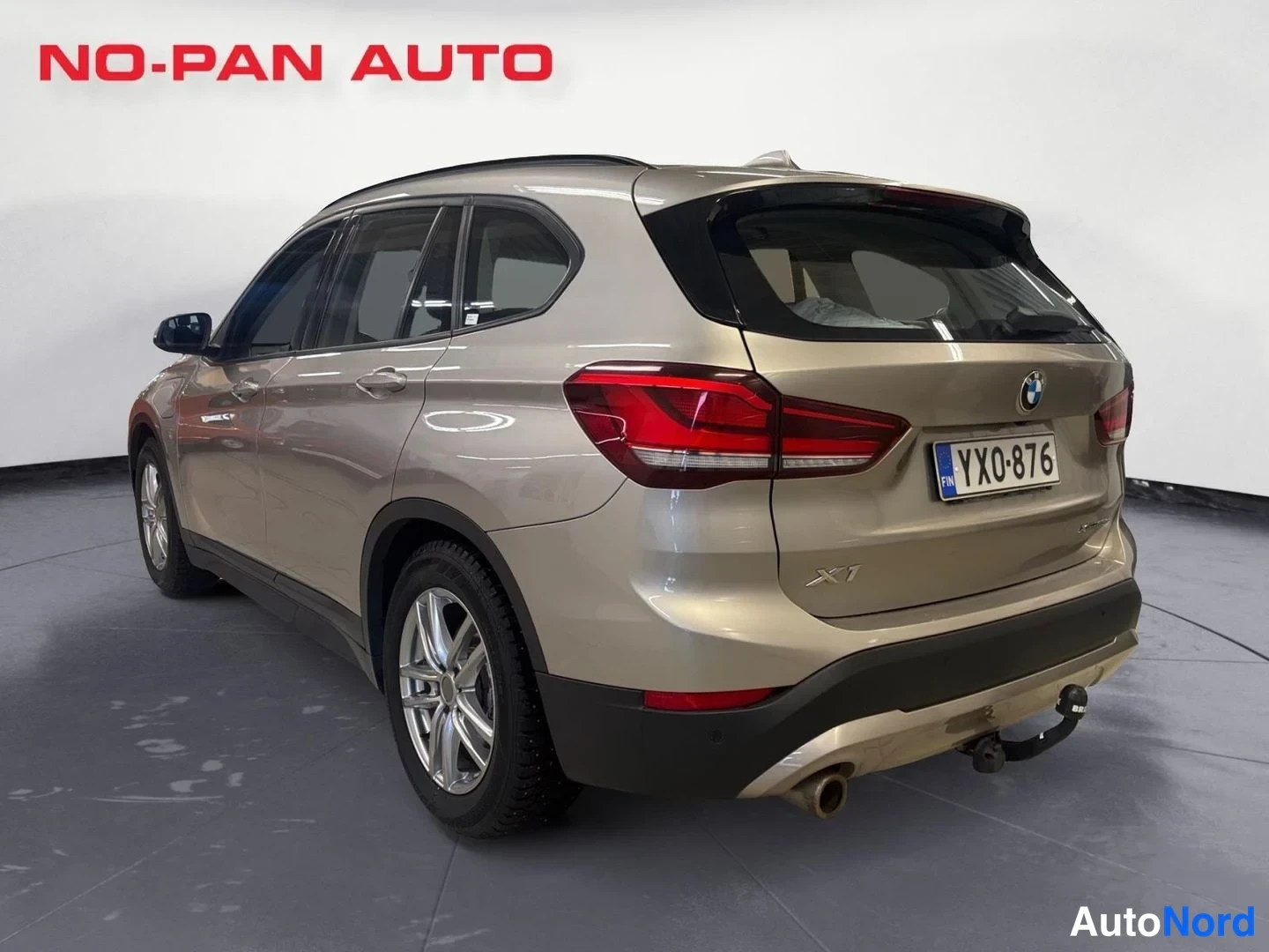 Harmaa BMW X1 xDrive25e 2020, takaviisto, kuva 7