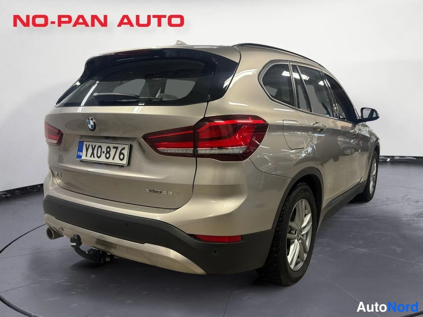 Harmaa BMW X1 xDrive25e 2020, takaviisto, kuva 6