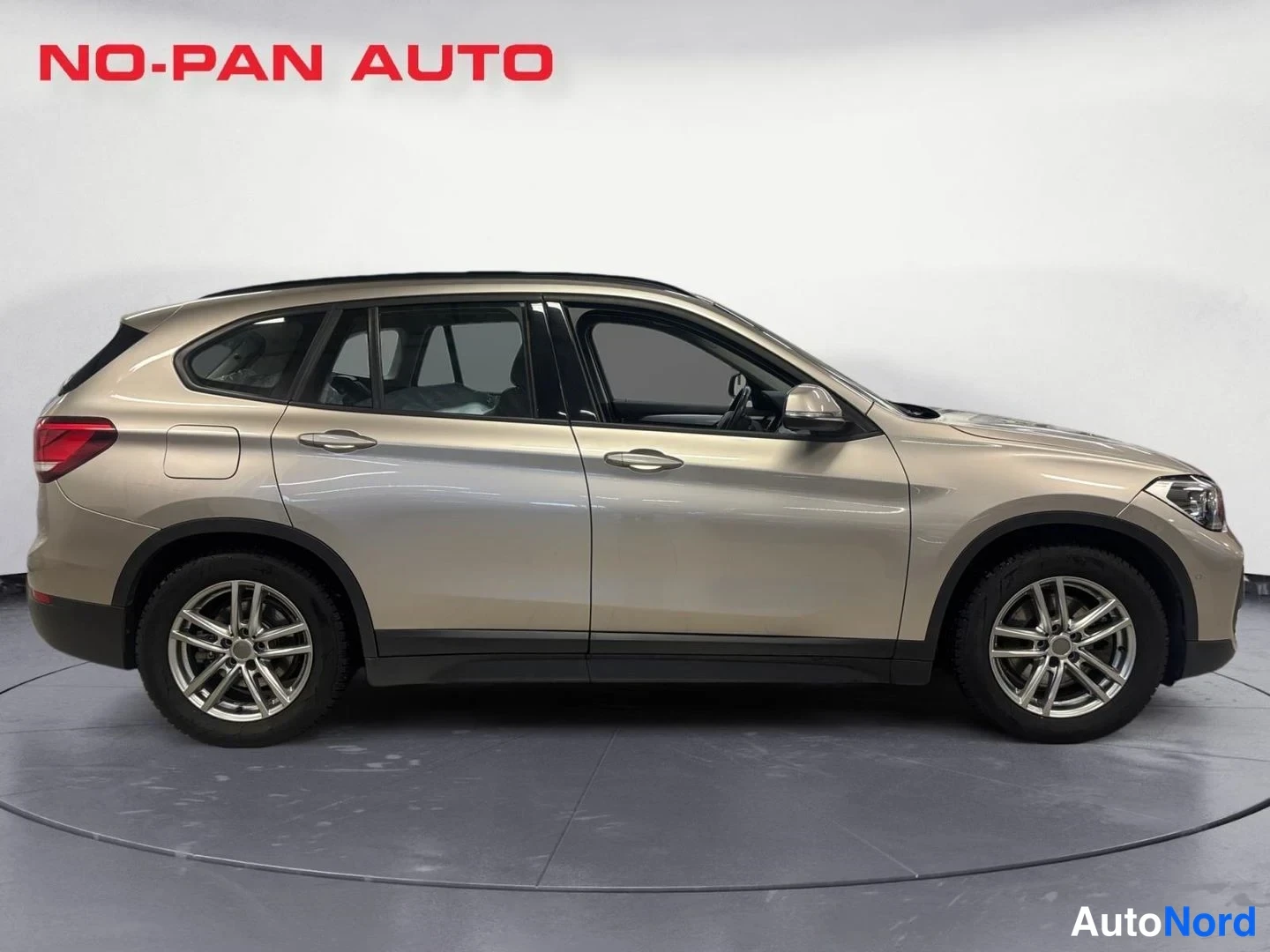 Harmaa BMW X1 xDrive25e 2020, sivulta, kuva 5