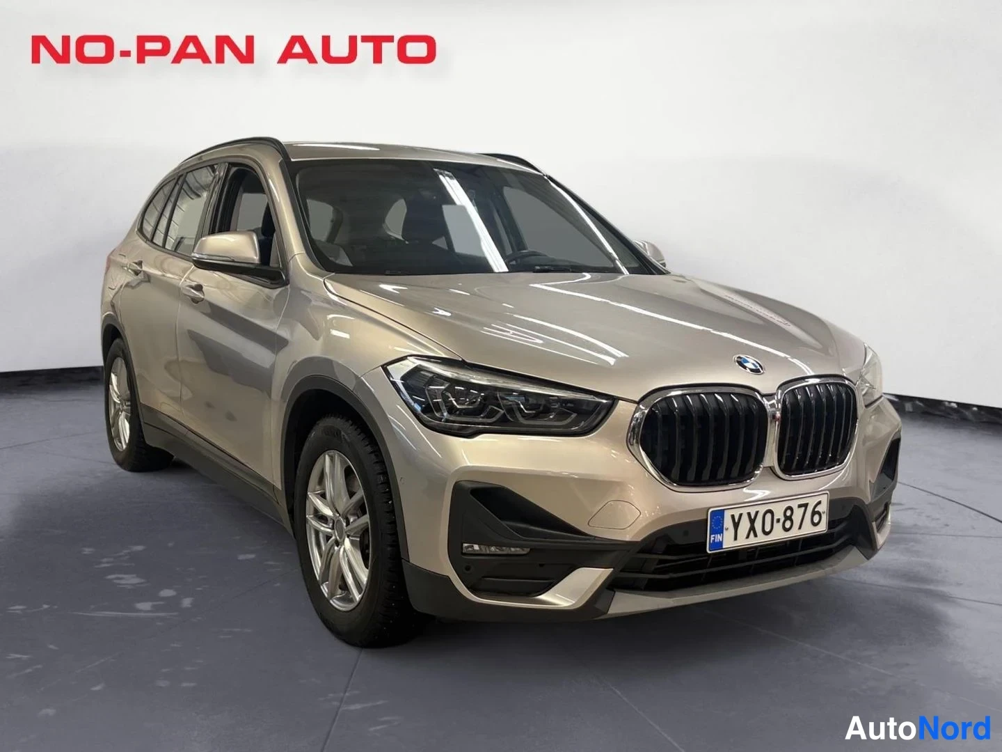 Harmaa BMW X1 xDrive25e 2020, etuviisto, keula oikealle, kuva 2