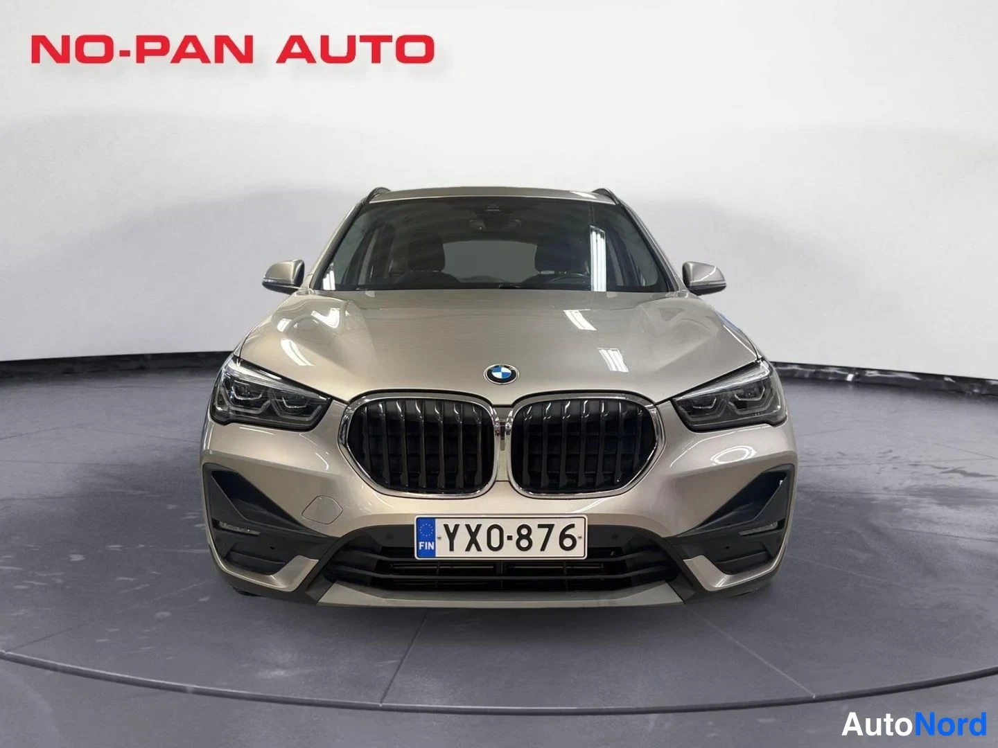 Harmaa BMW X1 xDrive25e 2020, edestä, kuva 3