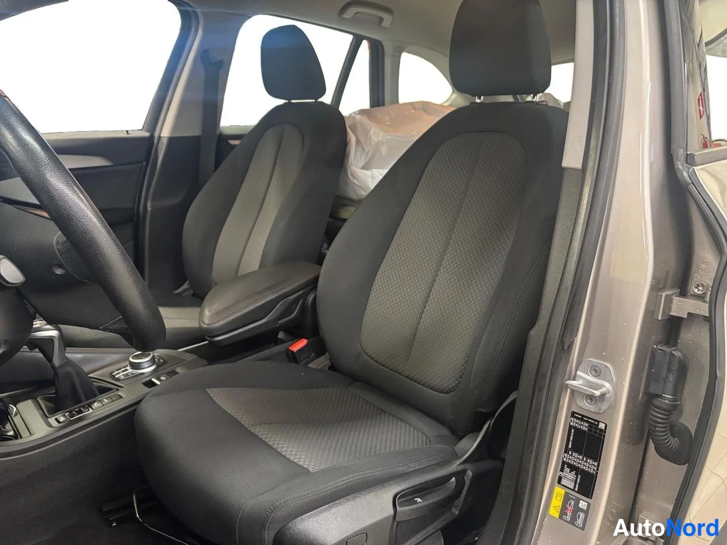 Harmaa BMW X1 xDrive25e 2020, etuistuimet, kuva 12