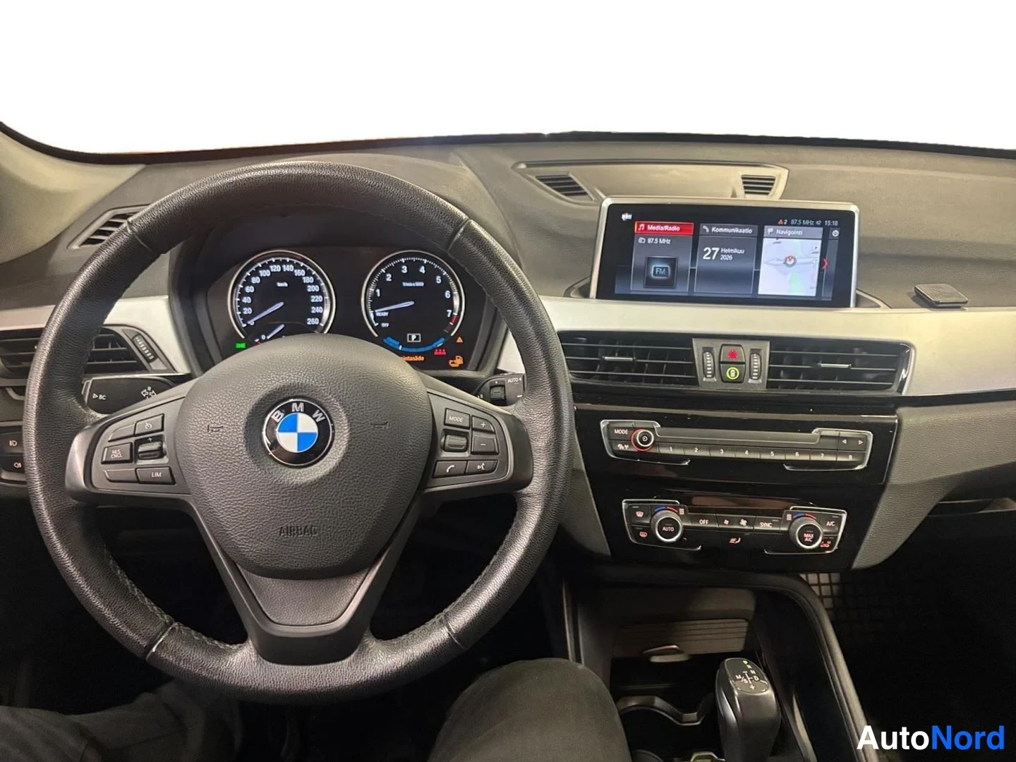 Harmaa BMW X1 xDrive25e 2020, ohjaamo, kuva 9