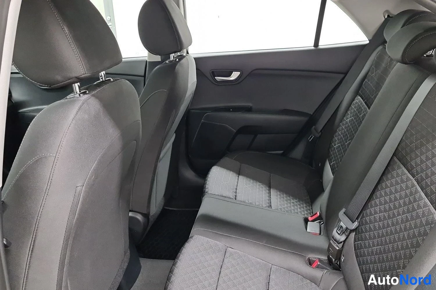 Musta Kia Rio 2021, takaistuimet, kuva 10