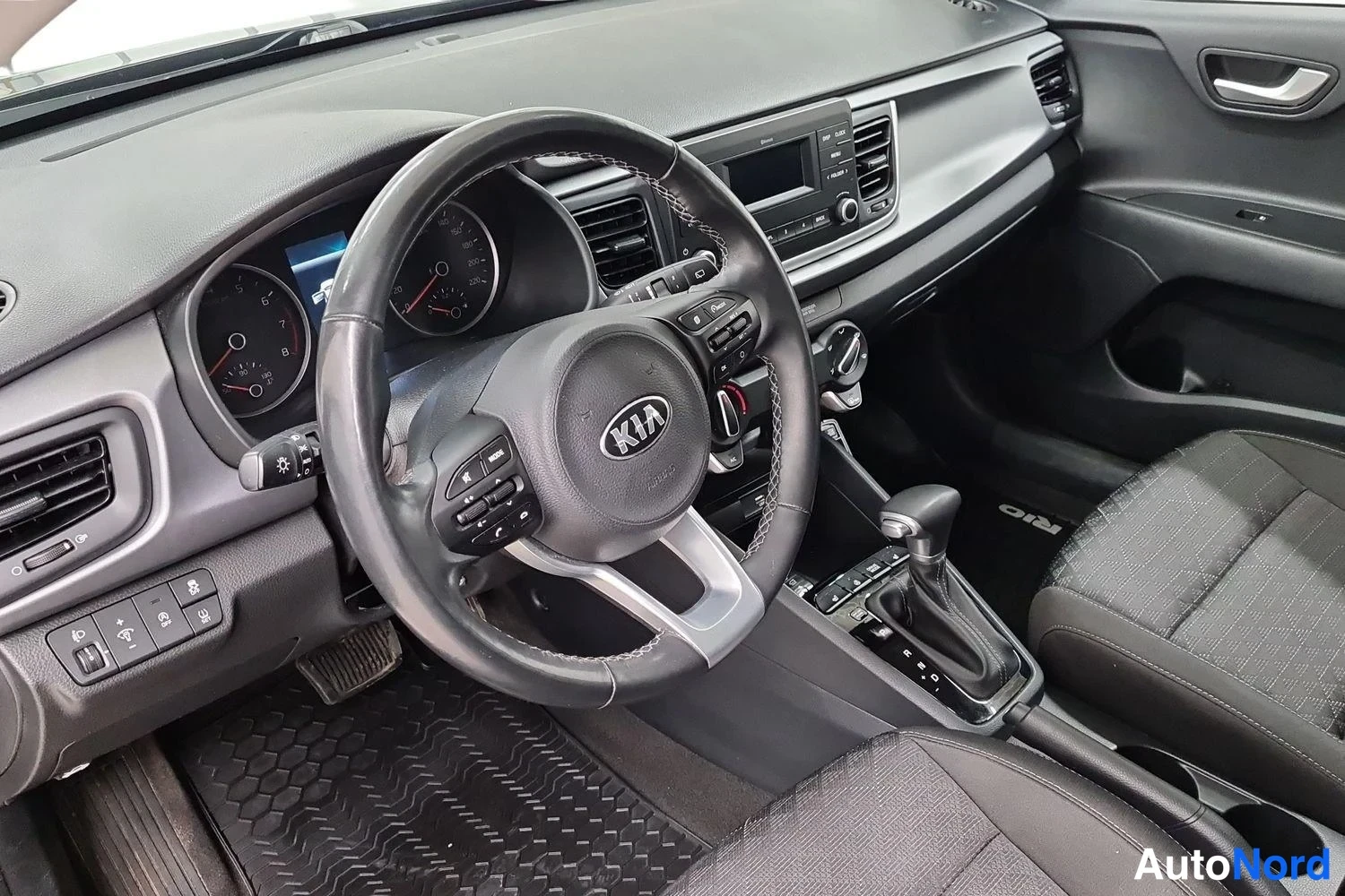 Musta Kia Rio 2021, ohjaamo, kuva 5