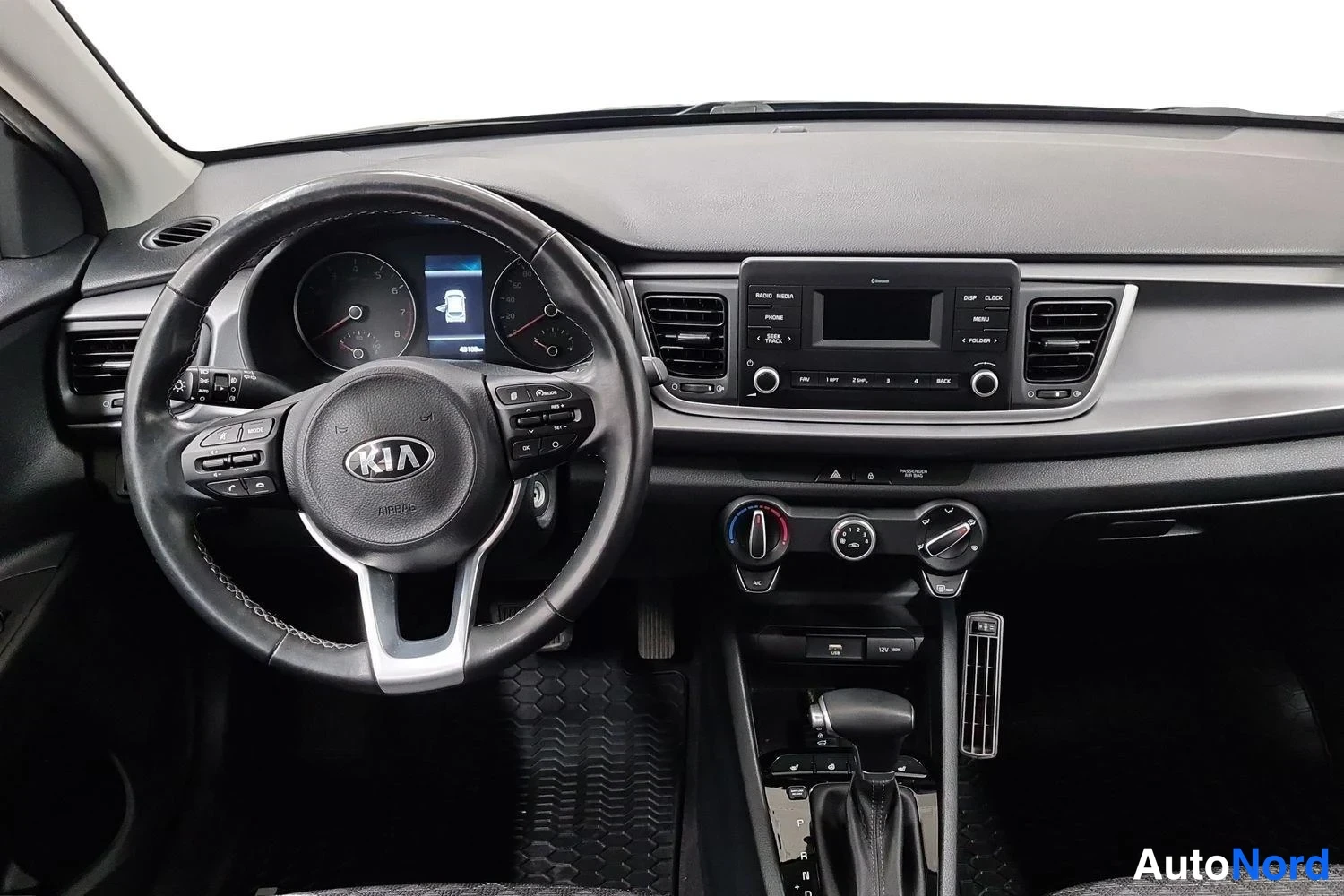Musta Kia Rio 2021, ohjaamo, kuva 6