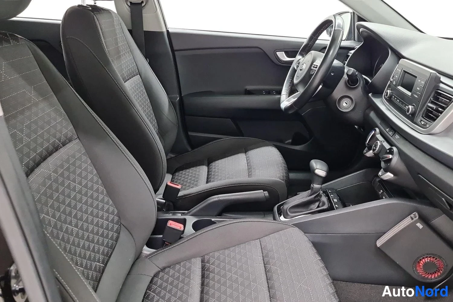 Musta Kia Rio 2021, ohjaamo, kuva 8