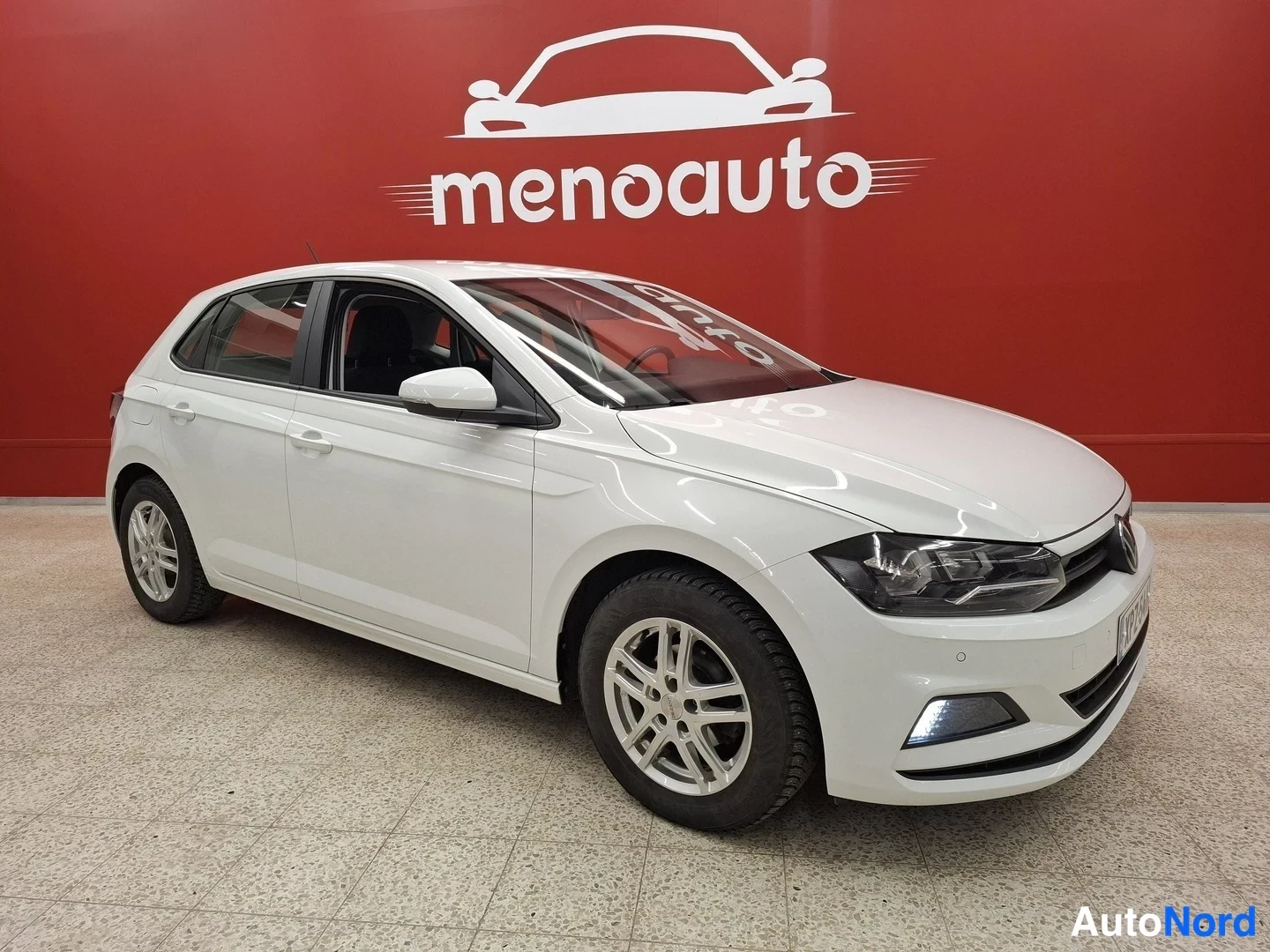 Valkoinen Volkswagen Polo 2021, etuviisto, keula oikealle, kuva 3