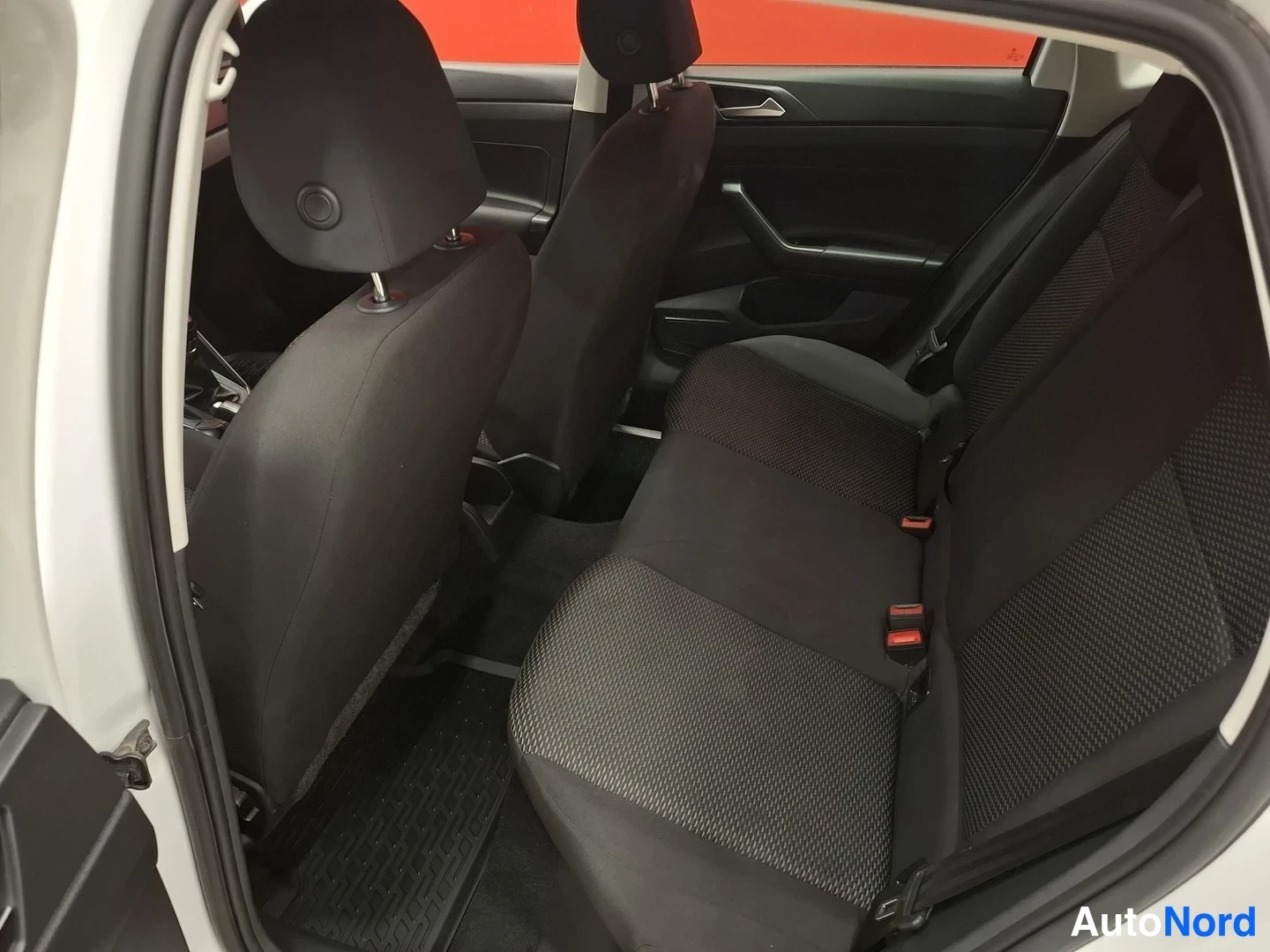 Valkoinen Volkswagen Polo 2021, takaistuimet, kuva 10