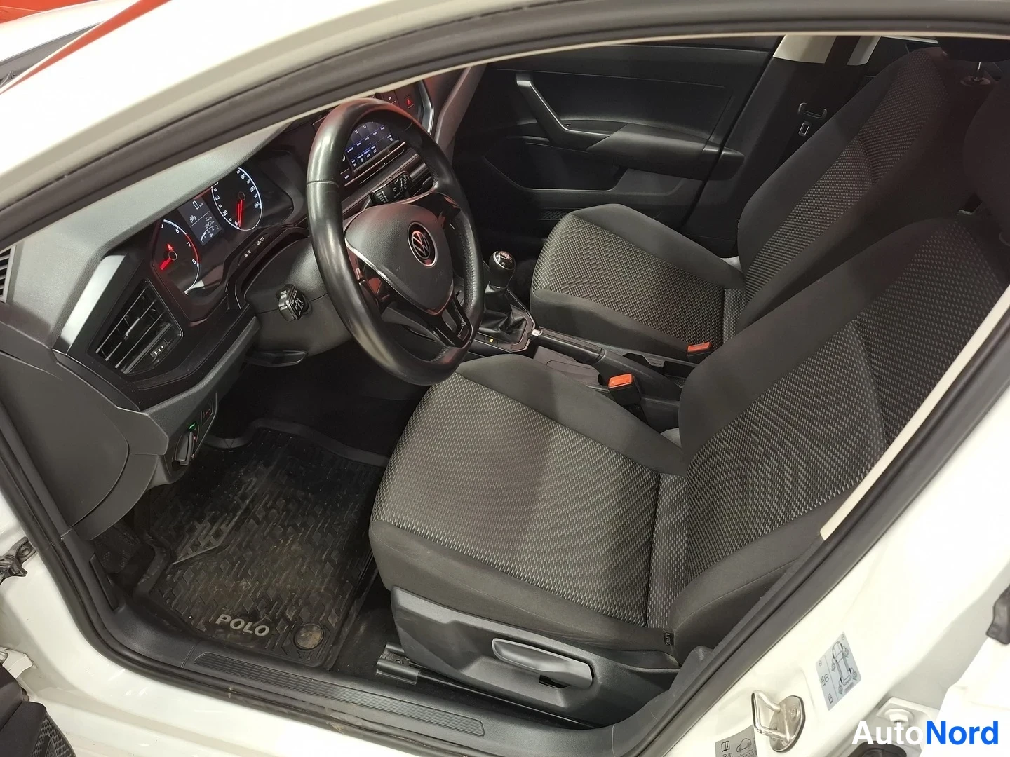 Valkoinen Volkswagen Polo 2021, etuistuimet, kuva 9