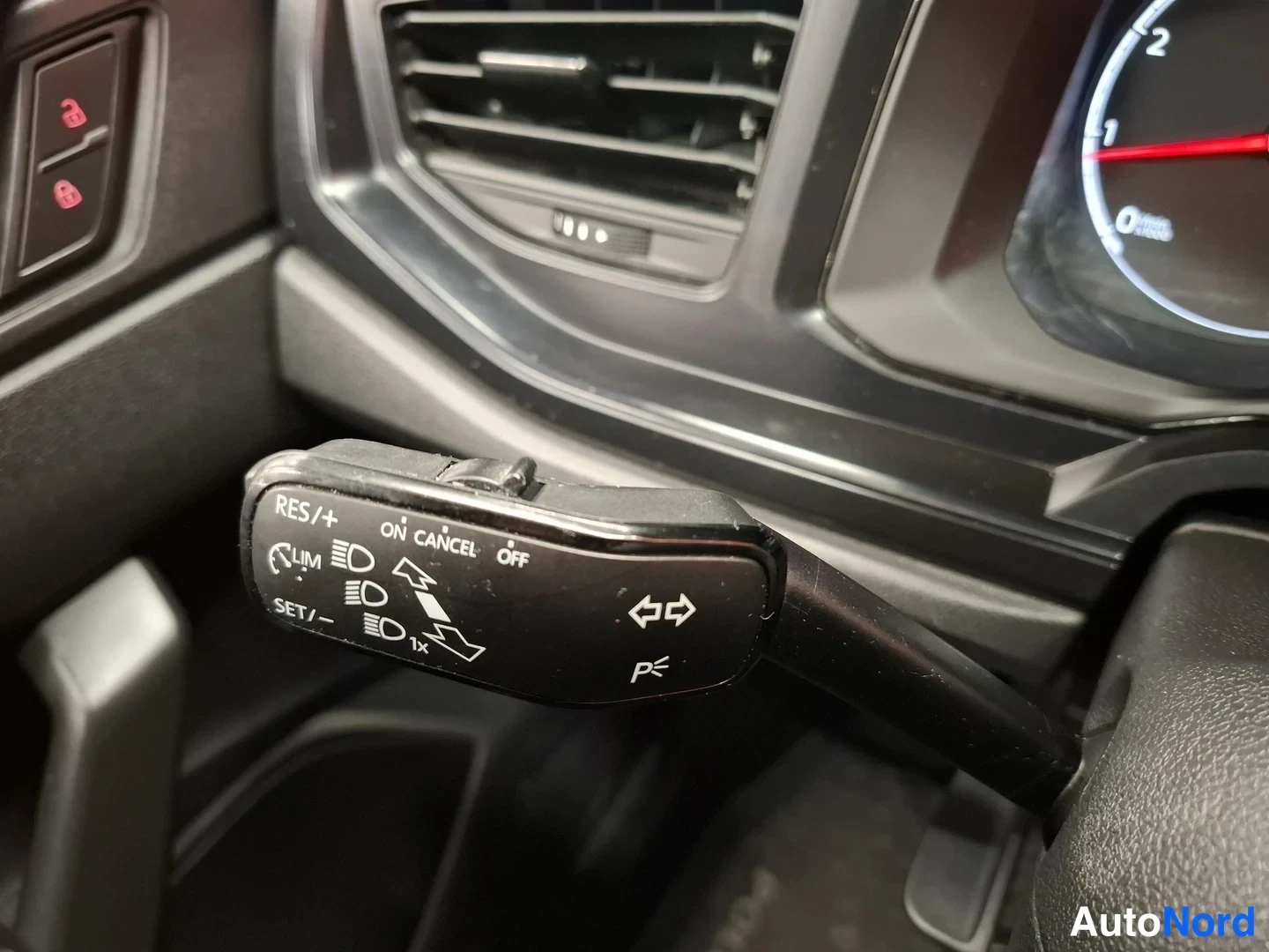 Valkoinen Volkswagen Polo 2021, yksityiskohta, kuva 12