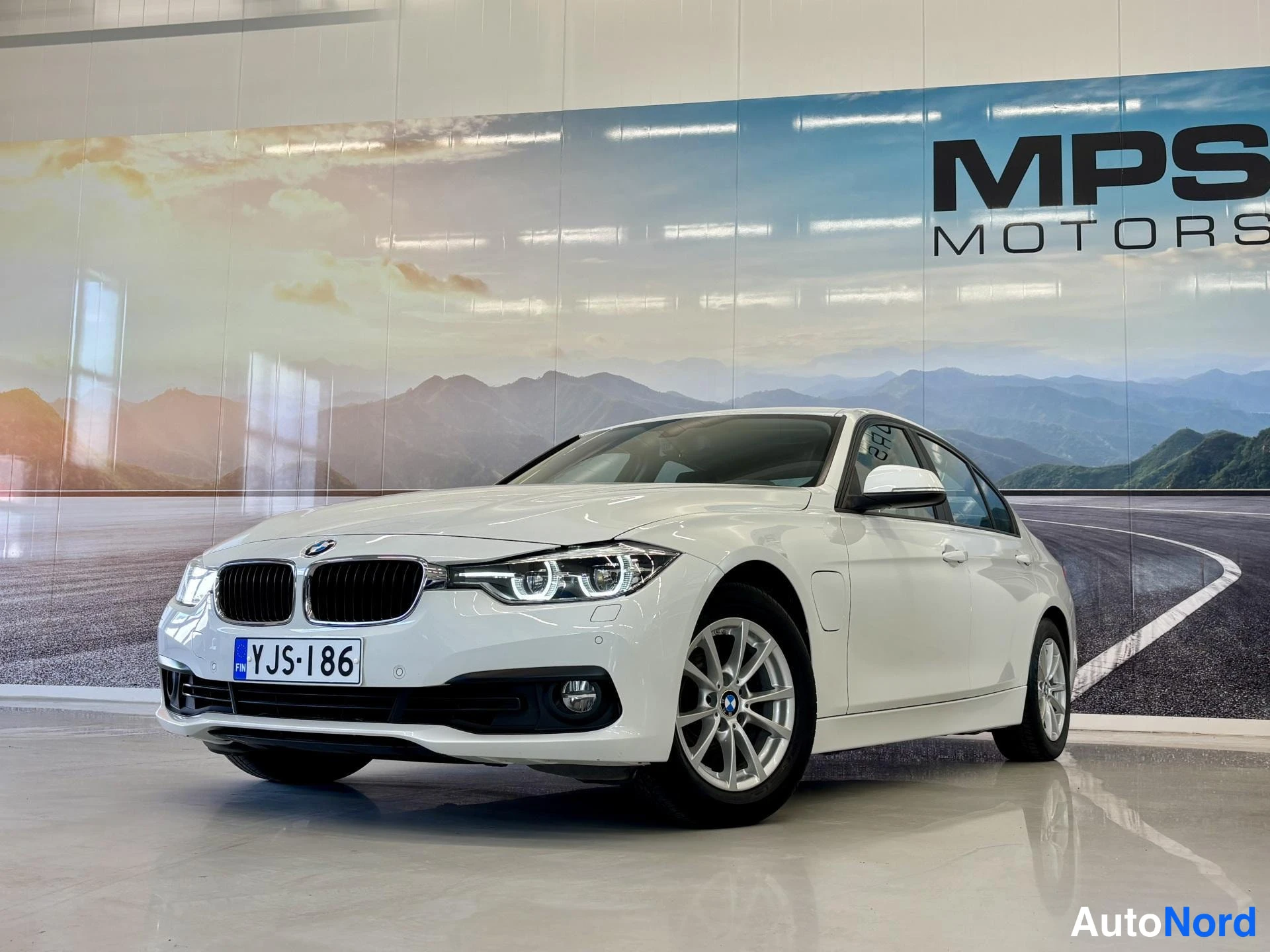Valkoinen BMW 330 F30 2018, etuviisto, keula vasemmalle, kuva 2