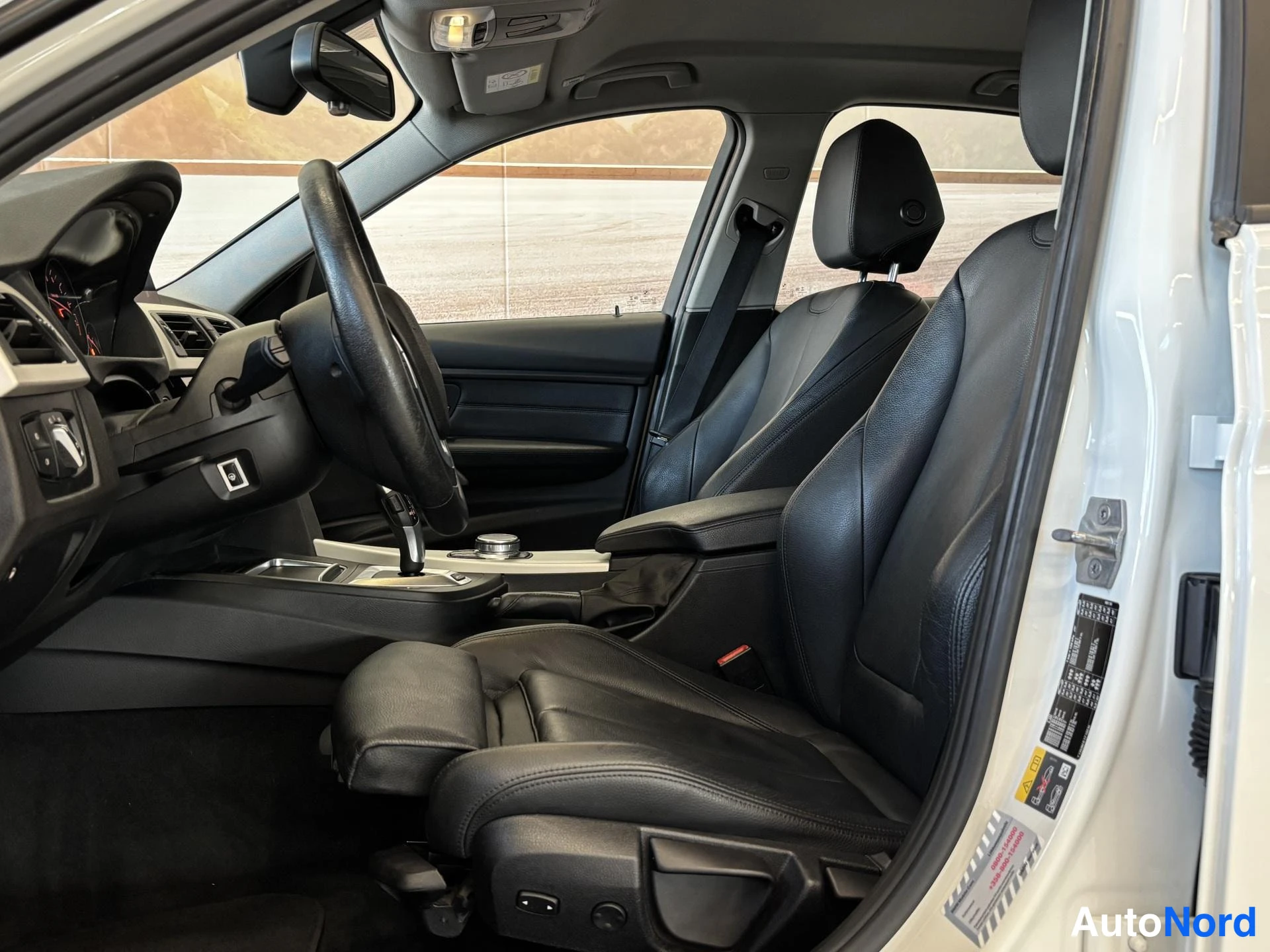 Valkoinen BMW 330 F30 2018, ohjaamo, kuva 12