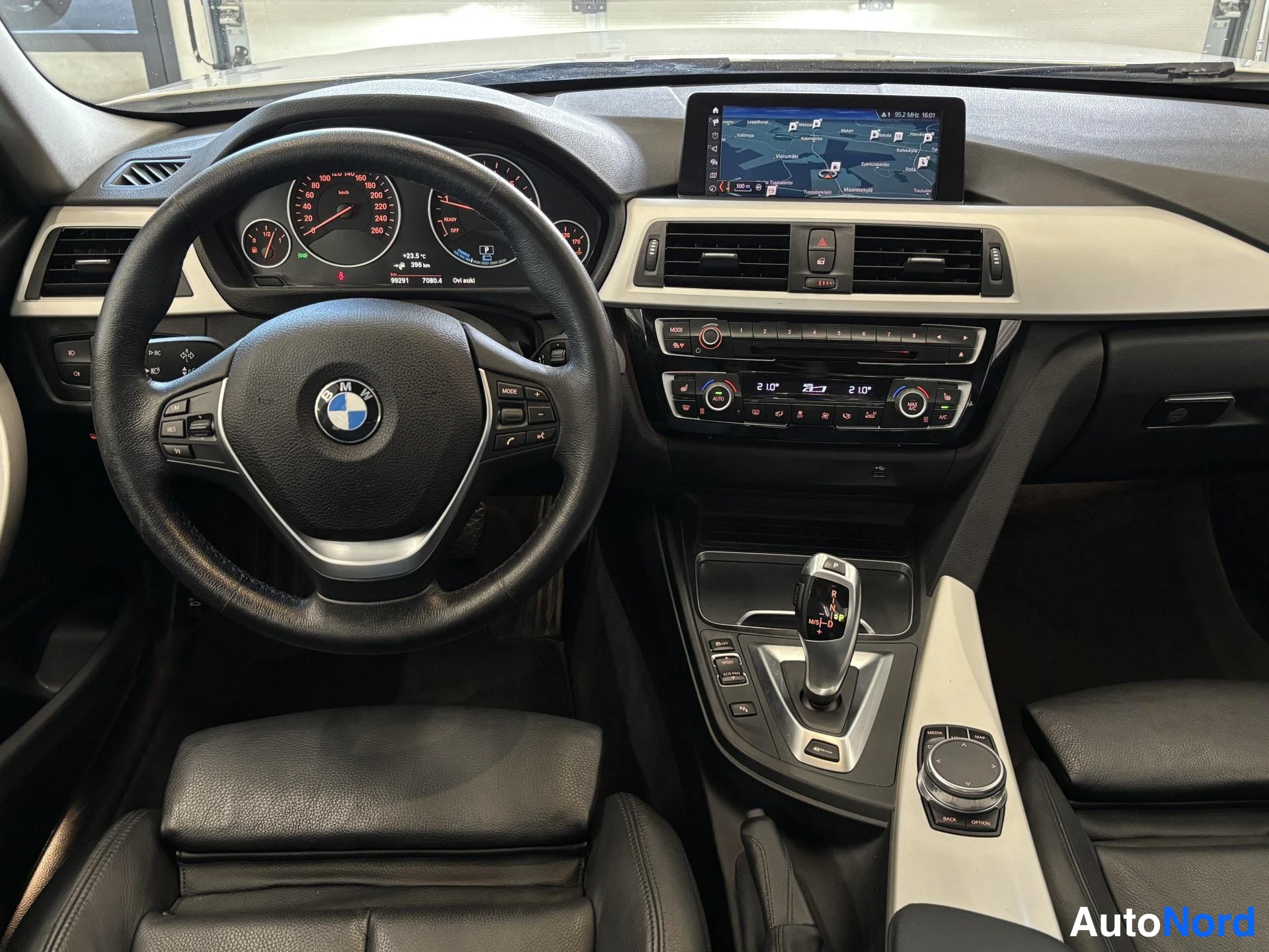 Valkoinen BMW 330 F30 2018, ohjaamo, kuva 14