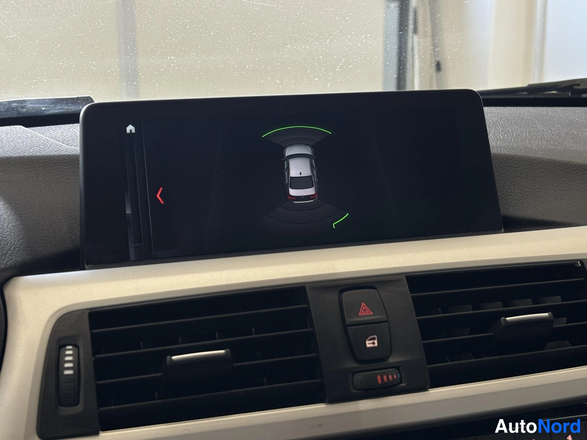 Valkoinen BMW 330 F30 2018, ohjaamo, kuva 16