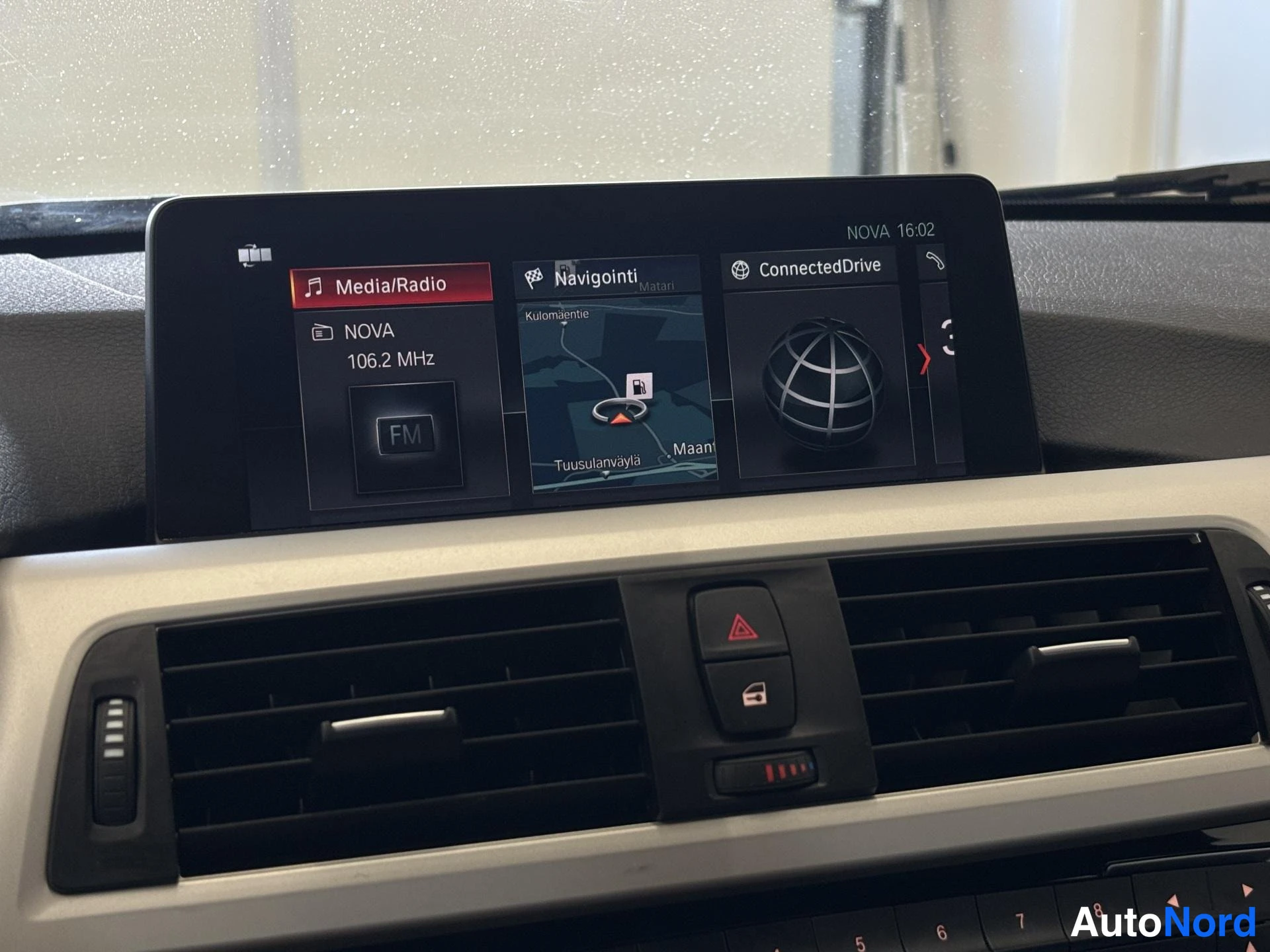 Valkoinen BMW 330 F30 2018, ohjaamo, kuva 17