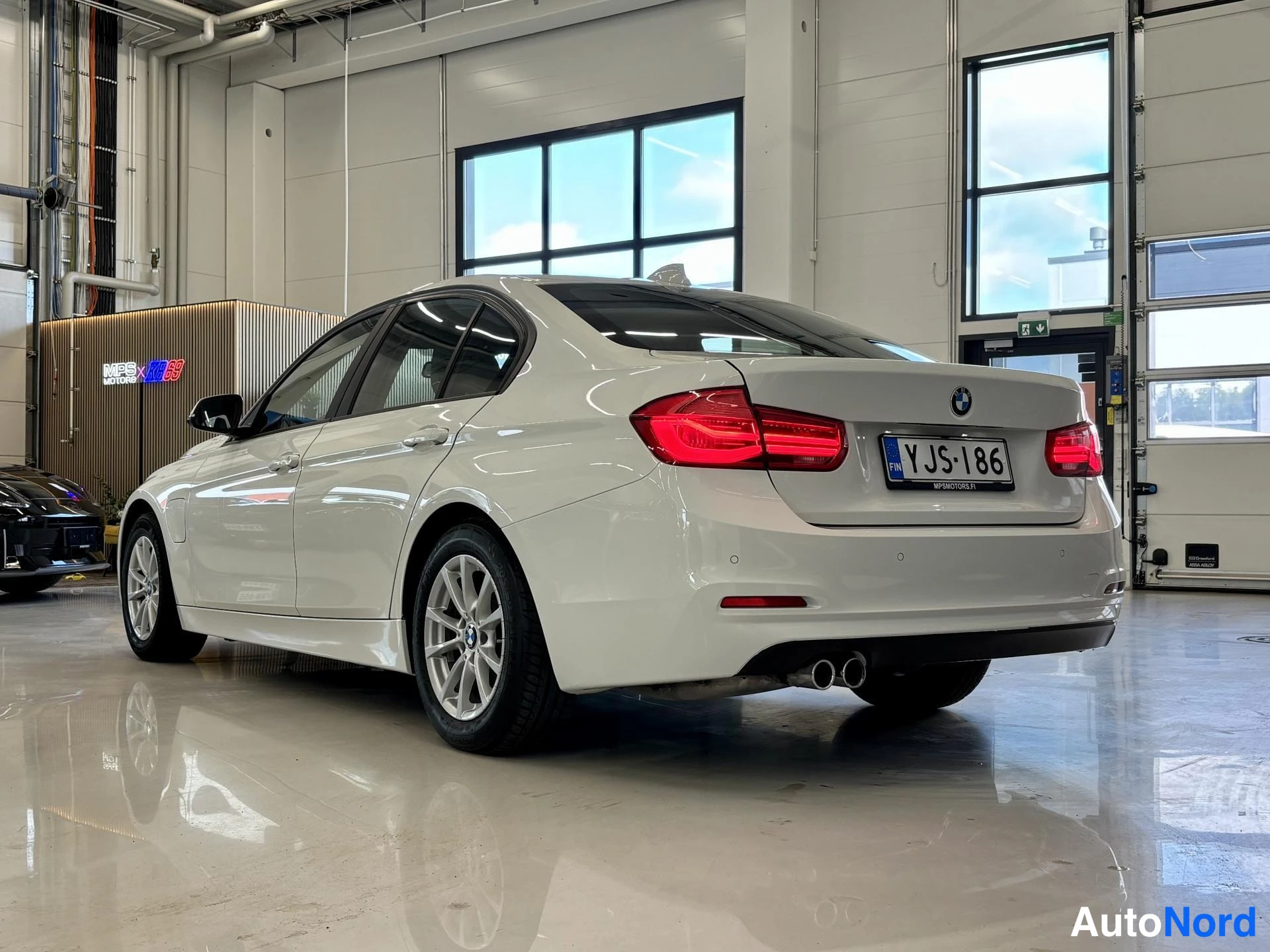 Valkoinen BMW 330 F30 2018, takaviisto, kuva 10