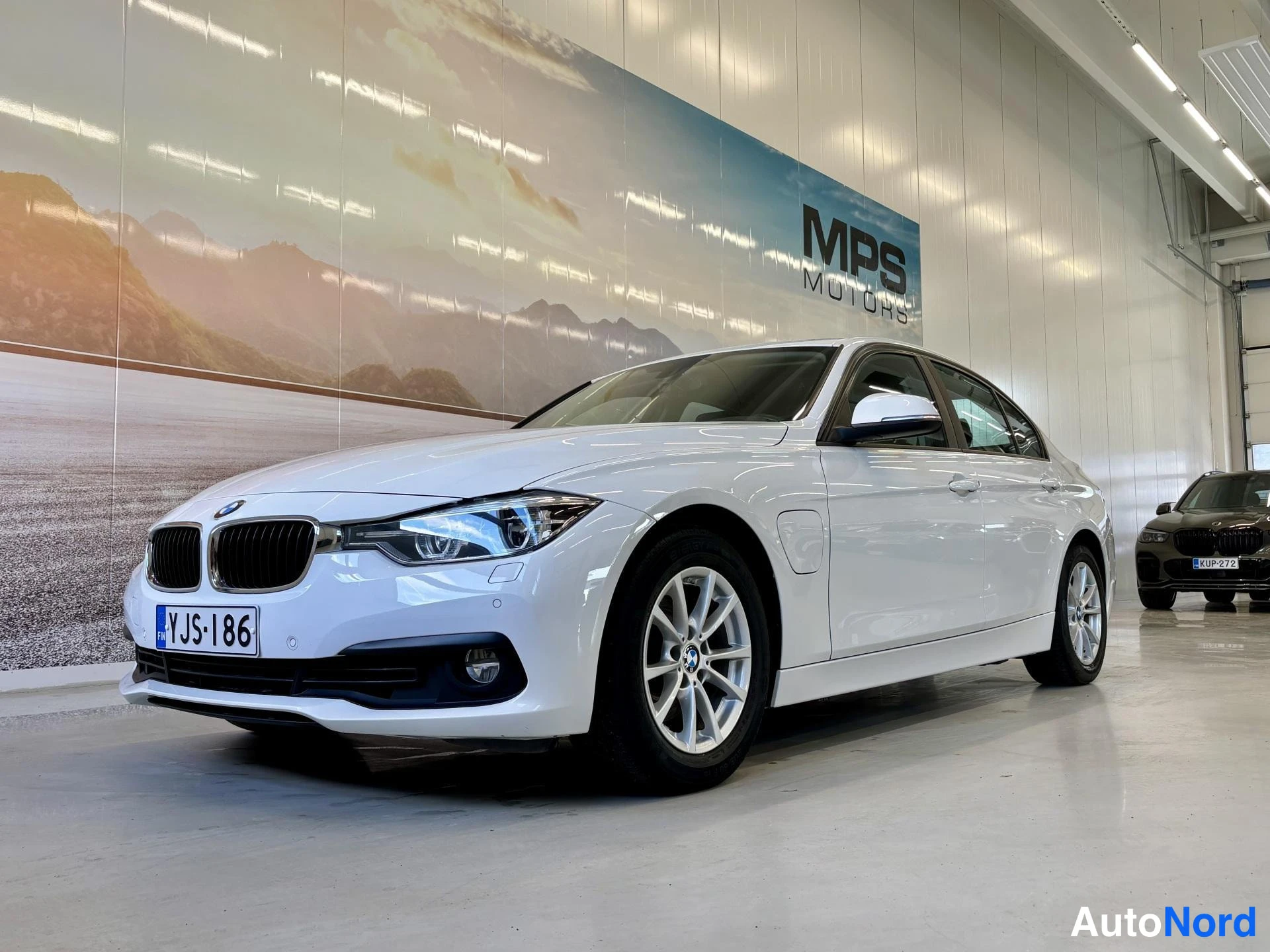 Valkoinen BMW 330 F30 2018, etuviisto, keula vasemmalle, kuva 5