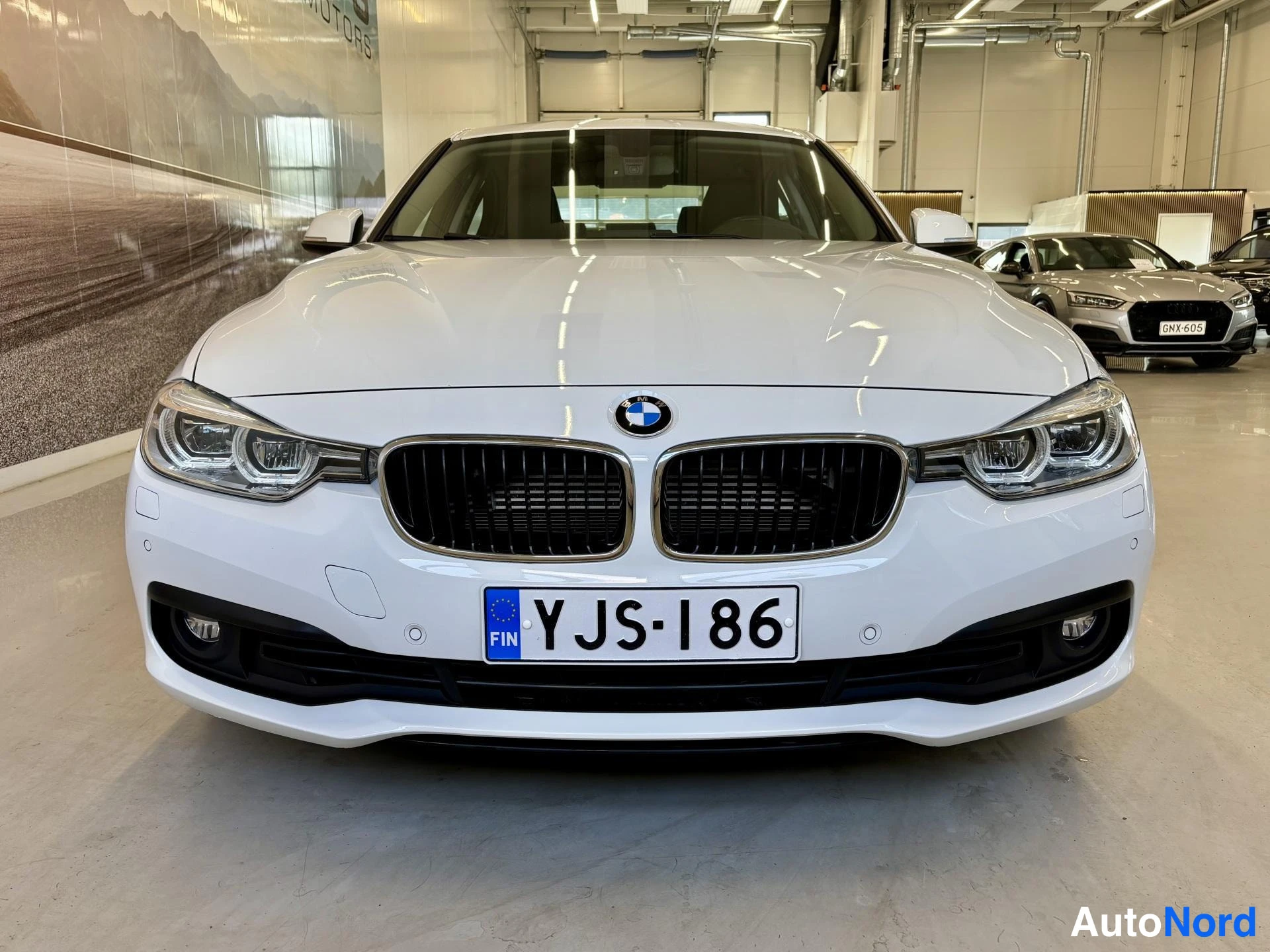 Valkoinen BMW 330 F30 2018, edestä, kuva 7