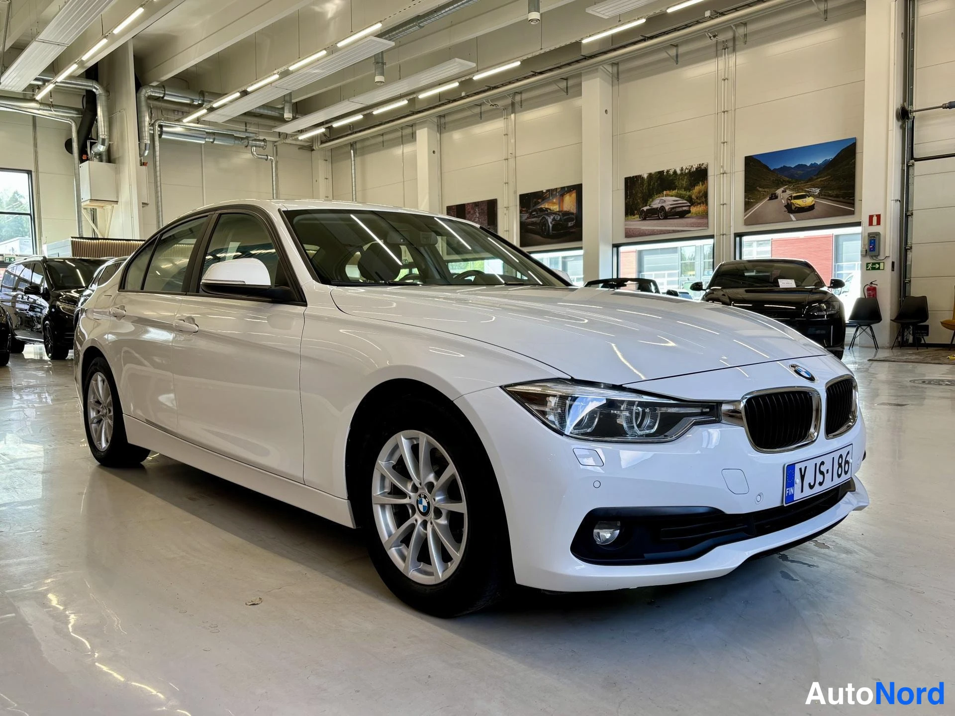 Valkoinen BMW 330 F30 2018, etuviisto, keula oikealle, kuva 6