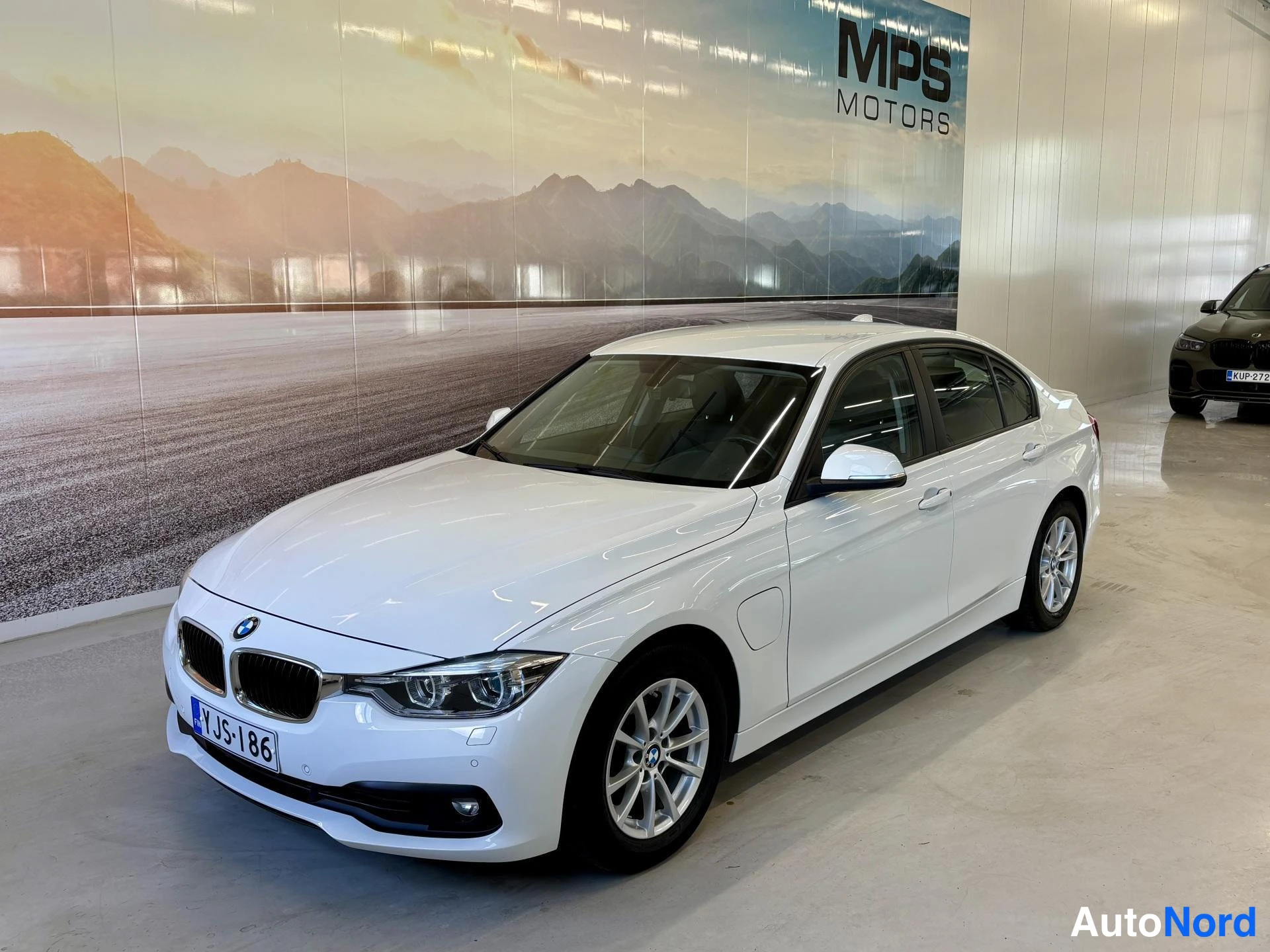 Valkoinen BMW 330 F30 2018, etuviisto, keula vasemmalle, kuva 3