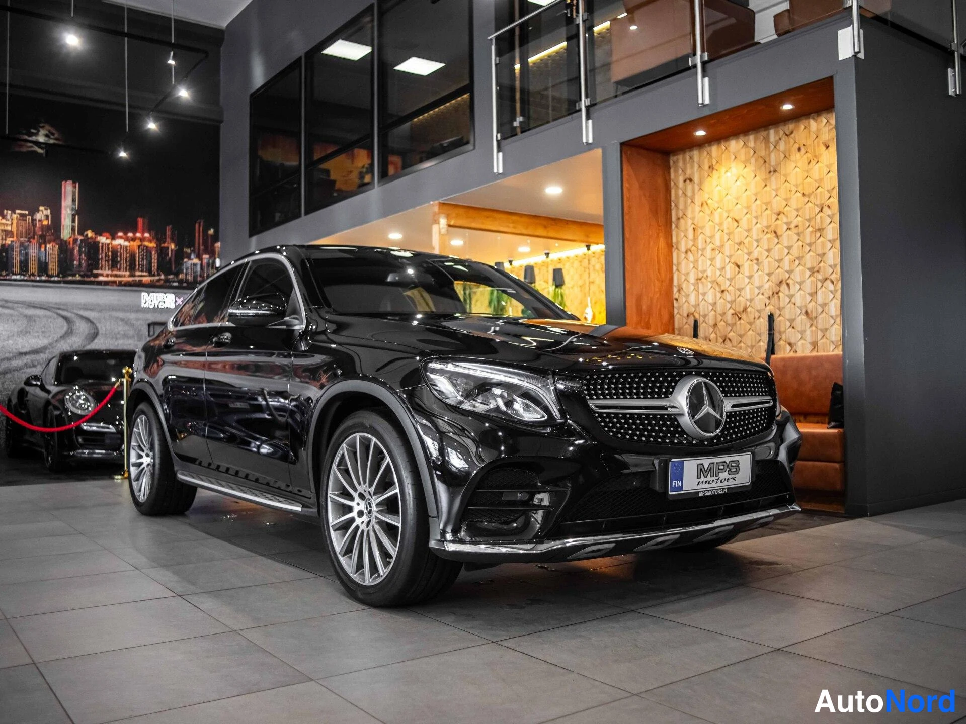 Musta Mercedes-Benz GLC 250 4MATIC 2017, etuviisto, keula oikealle, kuva 3
