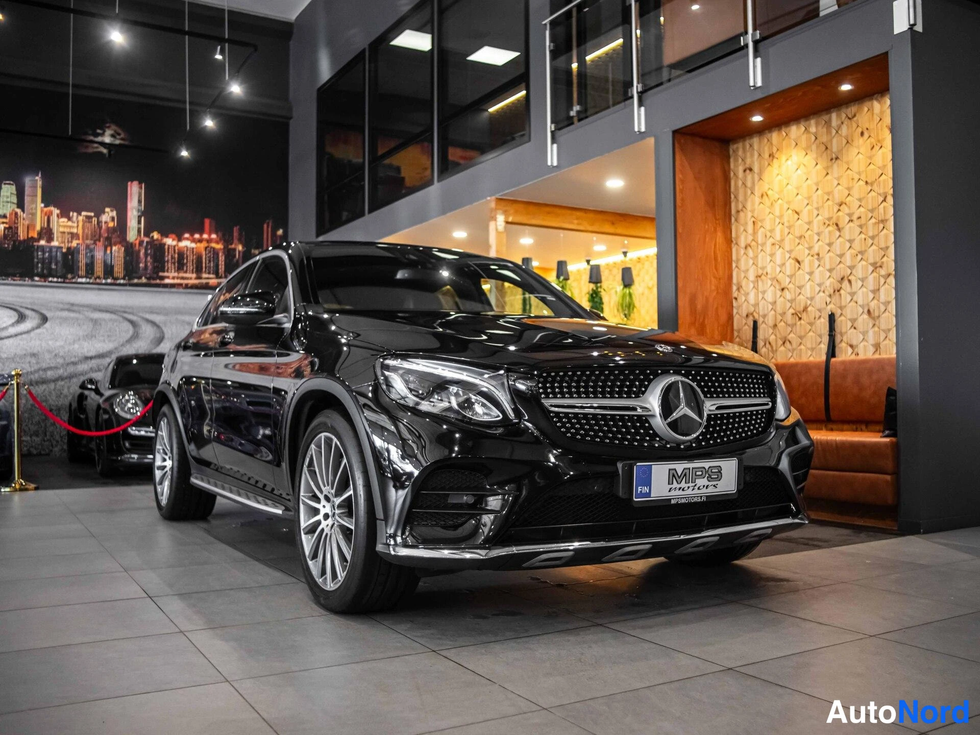 Musta Mercedes-Benz GLC 250 4MATIC 2017, etuviisto, keula oikealle, kuva 4