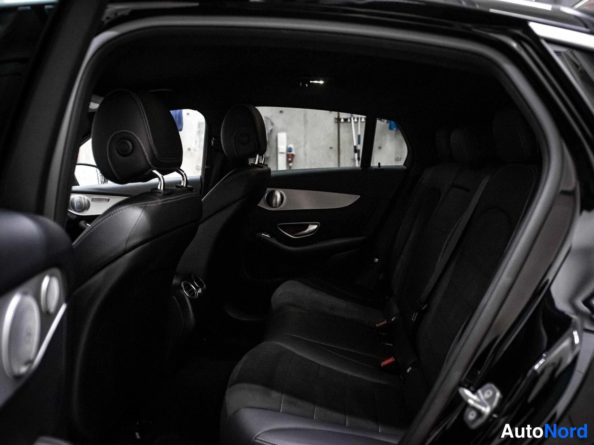 Musta Mercedes-Benz GLC 250 4MATIC 2017, takaistuimet, kuva 13