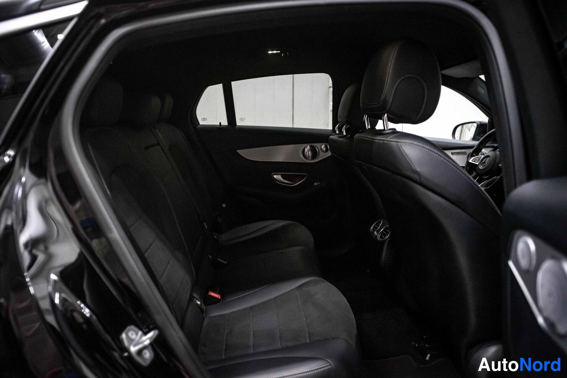 Musta Mercedes-Benz GLC 250 4MATIC 2017, takaistuimet, kuva 14