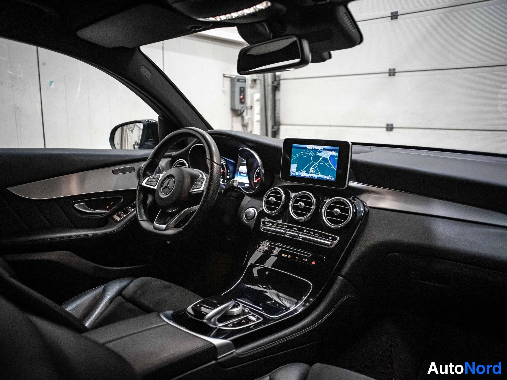 Musta Mercedes-Benz GLC 250 4MATIC 2017, ohjaamo, kuva 10