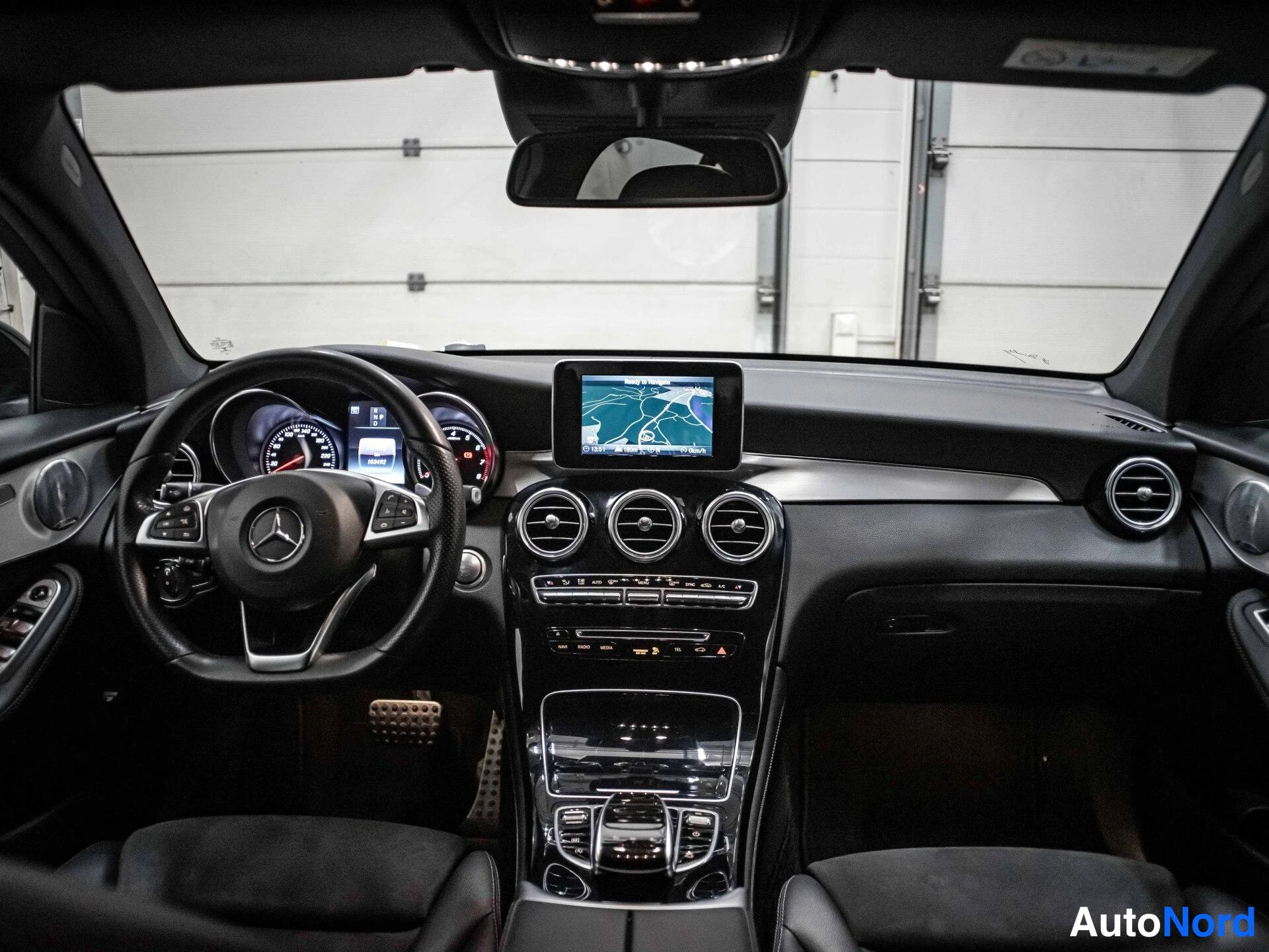 Musta Mercedes-Benz GLC 250 4MATIC 2017, ohjaamo, kuva 11